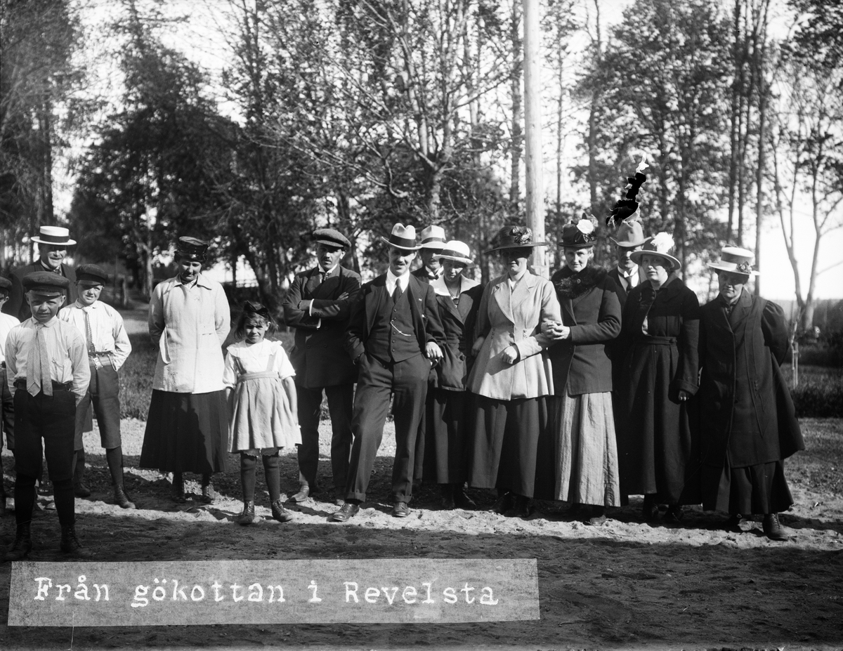 "En grupp deltagare i gökottan vid Revelsta gård", Altuna socken, Uppland 1919