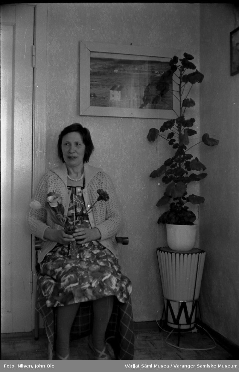 50-årsfeiring for Brita Bomban i Nesseby. Brita holder en blomsterbukett. 17. mai 1967.
