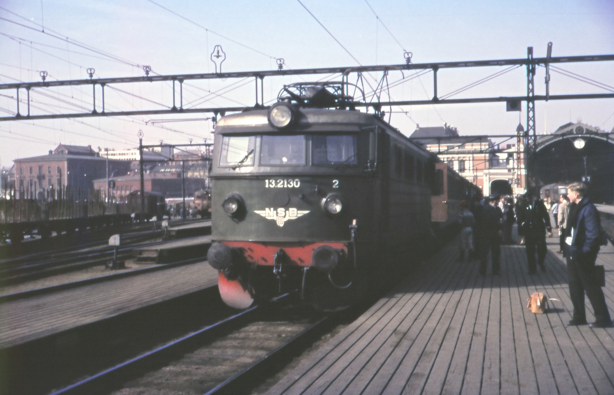 Elektrisk lokomotiv El 13 2130 med persontog på Oslo Østbanestasjon