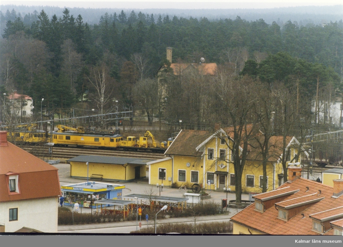 Foto från centrala Nybro, med Järnvägsstationen, i bakgrunden före detta Grönskogs Bryggeri och Joelskogen.