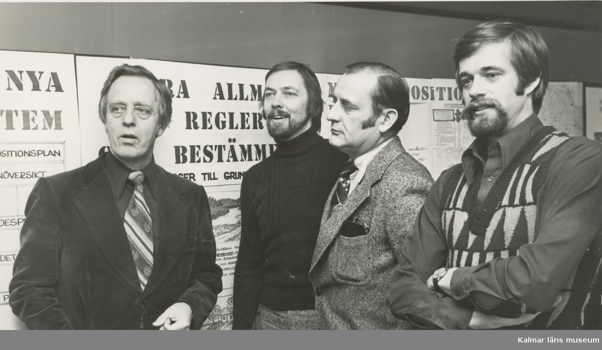 Utställningen av Nybro kommunalplan 1978. Från vänster: Bernt Söllscher, K-konsult, Göran Morsing, stadsarkitekt, Torsten Pettersson, byggnadsnämndens ordförande, k-konsult.