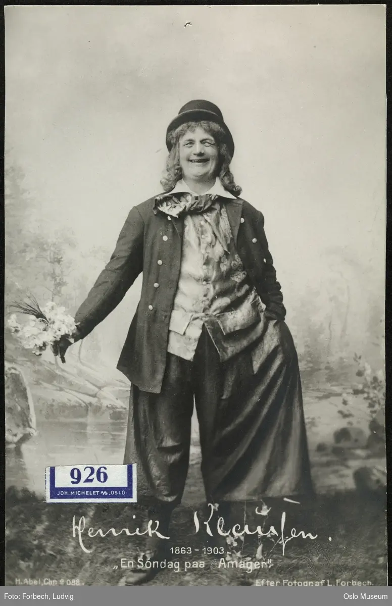 portrett, mann, skuespiller, rollebilde, "En Søndag på Amager" på Christiania Theater, stående helfigur, kostyme