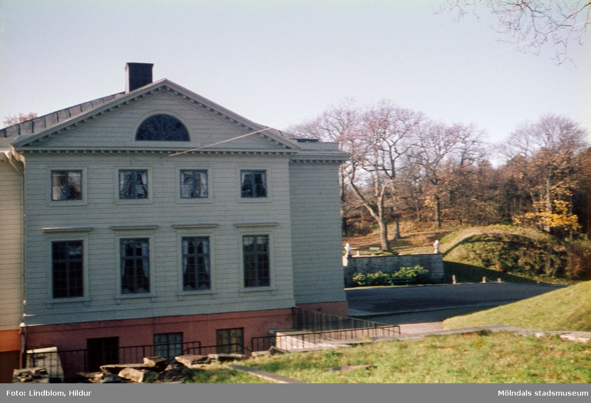 Gunnebo slotts östra fasad. Mölndal, 1960-1970-tal. Till höger om slottet ses del av kajsarterrassen.

För mer information om bilden se under tilläggsinformation.