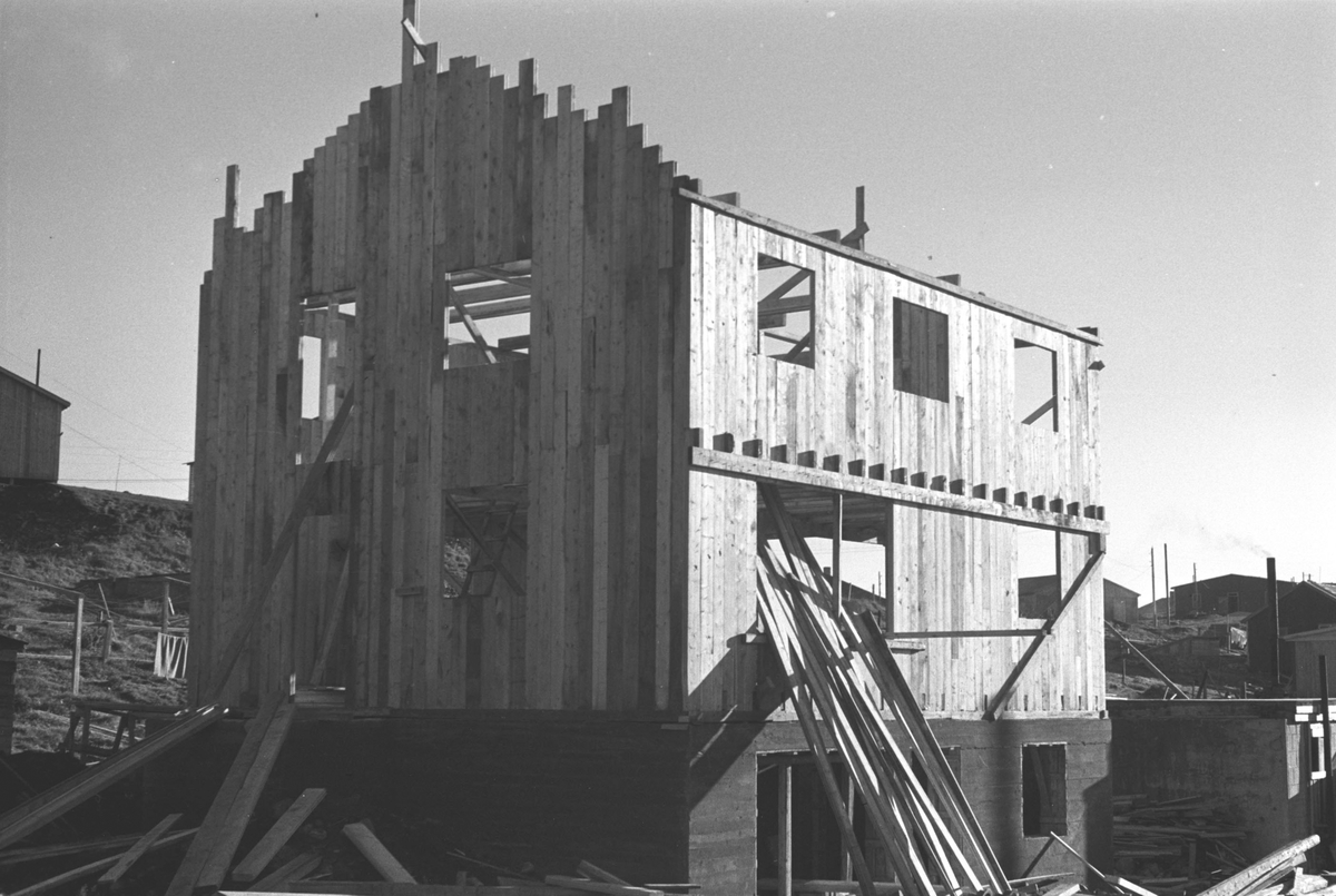 Gjenreisning. Honningsvåg. Bolighus under oppbygging. 1946/47.