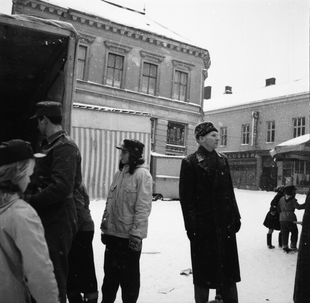Vardens arkiv. "Marken åpnes"  23.02.1954