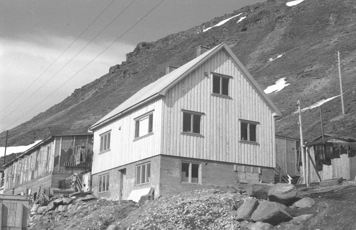 Gjenreisning. Honningsvåg. Boligen til Alfred Pettersen er klar for innflytting. 1946/47.