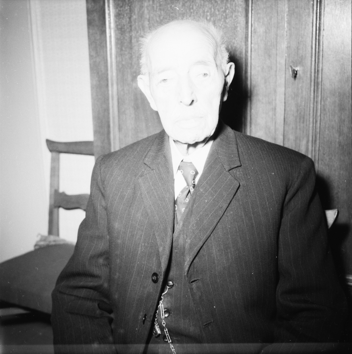 Vardens arkiv. "100 åringen Ole Nilsen, Porsgrunn"  18.02.1954