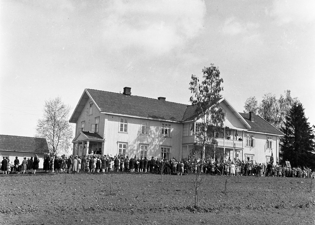 17.mai-opptog ca. 1930, Lena, Østre Toten. Samling ved Østre Toten Sykehus.