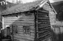 Et bilde av en gammel stall på Jenstad gård i Sunndal kommun