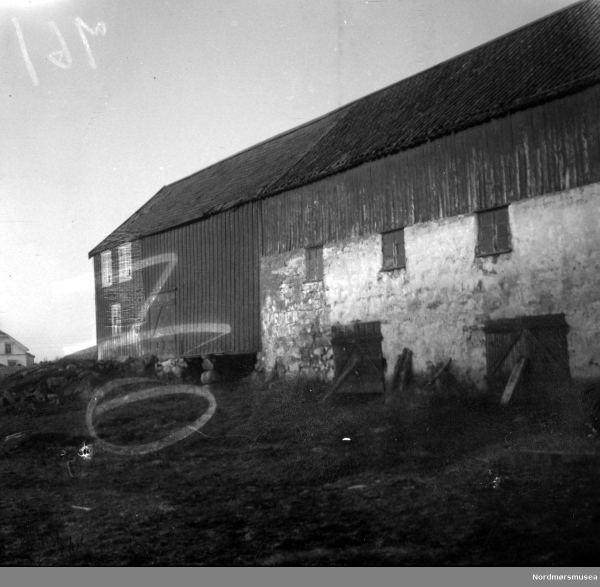Et uthus på Clausens Minde ved reperbanen i Brunsvika. Den eldste delen med vinduene helt til høyre på bildet, er folkeleiligheten i 2. etasje. Bildet er datert 14. februar 1946. Fra Nordmøre Museums fotosamlinger. serie
