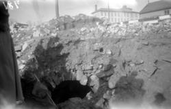 Byelva i Langveien: Hvelvingen av den gamle bybroen (sic) i 