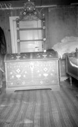 En rosemalt kiste, samt en vakker utskåret reol med krone. K