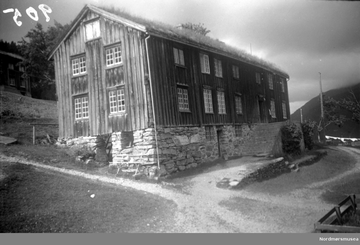 På bildet ser vi et våninghus på Oppistua, på Halset i Todalen, Surnadal kommune. Bildet er datert august 1947. Nordmøre Museum 