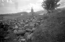 På bildet ser vi en hustuft på Flatsetholmen (Buholmen) i Fl