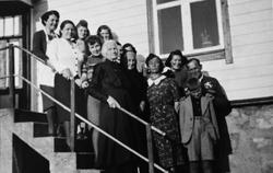 Jubilanten Petrine Kvernen feiret 90 år dag. Gjestene står s