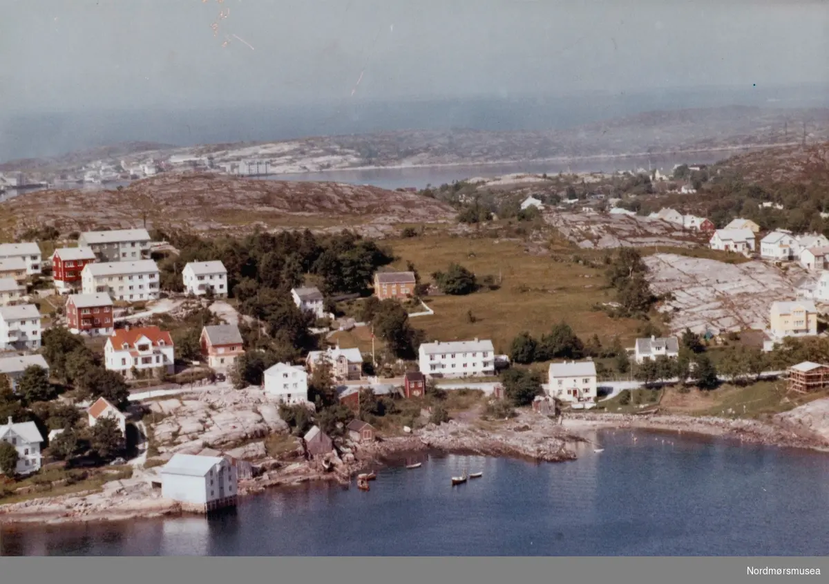 Flyfoto av Omagata på Nordlandet i Kristiansund. I bakgrunnen kan man se Skorpa. Bildet er datert 11. juli 1962. Fra Nordmøre Museums samlinger.