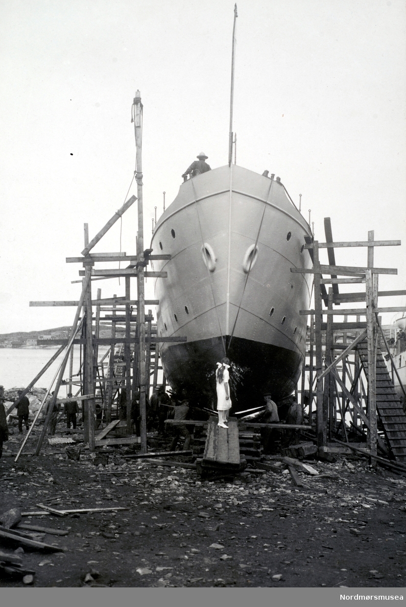 Bildet viser D/S”Lagatun” J. Storviks Mek. Verksted bnr.5 bygd for Frosta Dampskibsselskab A/S i Trondheim klar for dåp og sjøsetting i 1914 på Dahle ved Kristiansund. 
Når dette skipet ble bygd ble alt til skipet produsert ved verkstedet til og med maskin og kjel og vinsjer.
Skipet hadde følgende hoveddimensjoner: Loa 116`/Lpp 108,2`x B 19,2`x D 8,3` og en tonnasje på 179 bruttoregistertonn.
D/S”Lagatun” ble klinkbygget i stål og en 3-sylindret ekspansjonsdampmaskin på 242 ihk, med verkstedets produksjonsnr.9, og gjorde 10 knop. Den første fører av D/S”Lagatun” var kaptein Grenne og ikke lenge etter ble Ole Wold fra Aure skipper.
I 1939 ble det installert elektrisk annlegg om bord.
I slutten av mars 1940 var det en del dramatikk da kaia i Vanvikan sviktet på grunn av stor belastning av reisende med fartøyet. Heldigvis ble ingen skadet.
I november 1945 kolliderte D/S”Lagatun” med en tysk motorbarkasse mellom Lofjord og Vågen.
Barkassen sank, men de 30 tyskerne om bord ble reddet. I januar 1958 ble Frostad Dampskibsselskap A/S fusjonert med Fosen Trafikklag og gikk i samme rute.
”Lagatun ble tatt ut av ordinær rutedrift 23. mai 1958, men ble senere brukt som reservebåt, inntil den i 1962 ble solgt til A/S Bil & Maskin (A. Adolfsen) i Trondheim og rigget om til lekter og fjernet dampmaskinen.
I 1963 ble den solgt til Jens Bye, Fevåg/Trondheim and omdøpt til ”Tambur” og brukt til trening ved eierens verft Frengen Slip & Motorverksted, Stjørna. Omgjort til bruk som fraktebåt i tillegg til andre formål og fikk en tonnasje på 164 bruttoregistertonn og en dødvekt på 210 tonn, og fikk installert ny Caterpillar dieselmotor på 245 bhk.
Etter ombyggingen ble den i februar 1965 solgt til Ivar Grøtting, Åfjord som frakter med navnet ”Grøtting”.
Eier fra desember 1965 ble Jens Bye, Fevåg.
Solgt i januar 1966 til Johan Hammer, Lysøysund og omdøpt til ”Tamburfjell” og gikk i frakt for Felleskjøpet i Trondheim.
Solgt igjen i oktober 1983 til P/R Tamburfjell – Arvid J. Laastad, Grønnøy & Allex Nielsen, Bodø/Trondheim.
Solgt i august 1990 til Arne Hetlevik, Haus, Arild Karlsen & Norvald Lunde, Stamnes & Ansgar Kleiveland, Garnes/Trondheim og brukt som fraktebåt.
Solgt 31. august 1992 til Roald Leon Lambrechts, Sollund/Trondheim.
Solgt igjen i mai 1993 til Good Star Shipping Co. (Dan-Axel Hàgg), Kingstown, St. Vincent, for 150.000,- kr.
I 1997 ble den solgt til Richard Javier Palacio Epiayu, Puerto Cortes, Honduras/Puerto Cortes, Panama.
Slettet fra norsk skipsregister i april 1997, men observert i bruk i Aruba i september 1997.
«Gudmoren» i hvit kjole er Andrea Storvik, John Olsen Storviks barnebarn.
I bakgrunnen ses Skorpa og på såpehellingen, til høyre, står et annet skip.
(Info: Peter Storvik). Foto av Lagatun på slipp ved Storvik Mekaniske verksted på Dale, Nordlandet i Kristiansund. Her klar for sjøsetting.  Det er "gudmoren" Andrea Storvik vi ser i forgrunnen. Barnebarn til grunnleggeren John Olsen Storvik. Bildet er trolig fra 1914. Fotograf er Ole Olsen Ranheimsæter. Fra Nordmøre museums fotosamlinger. serie, dublett