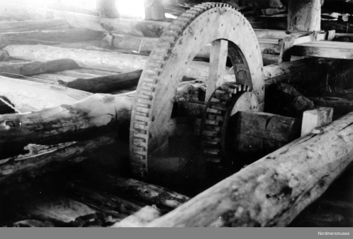 Bildet viser et tannhjul av treverk til et sagbruk bygget og levert av Dahle Brug eller brukt på tømreravdeling på Dahle Brug (senere J. Storviks Mek. Verksted). Kilde:
Peter Storvik. Fra Nordmøre museums fotosamlinger.
