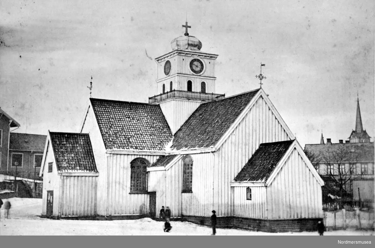 Foto av den gamle kirken på toget, Kirkelandet i Kristiansund Fotograf er i følge fotografet Johan Konrad Engvig. Fra Nordmøre museums fotosamlinger.