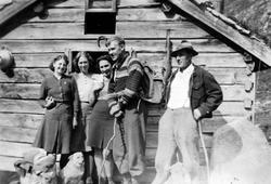 Serie med fotos, trolig fra seterliv, usikkert hvor. På bild