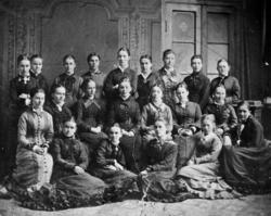 Gruppeportrett av kvinner, antakelig fra Kristiansund på 187