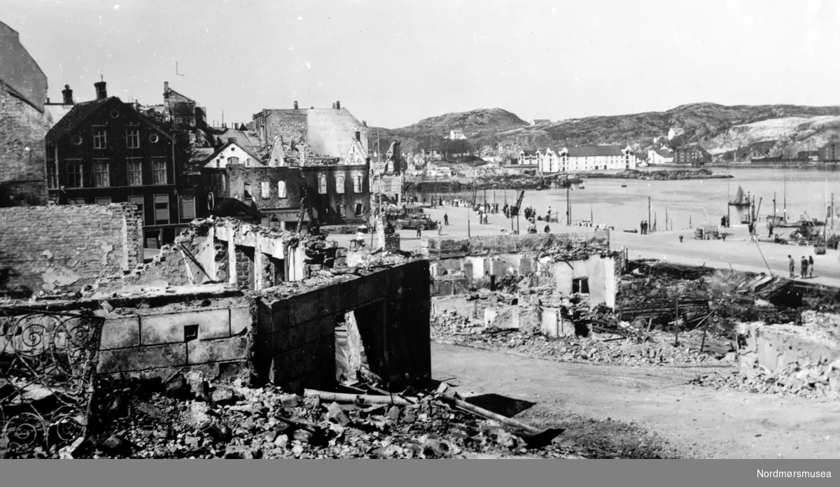 Foto fra havna og Piren med ruinene der etter tyskernes bombing av byen i aprildagene 1940. Fra Nordmøre museums fotosamlinger.



