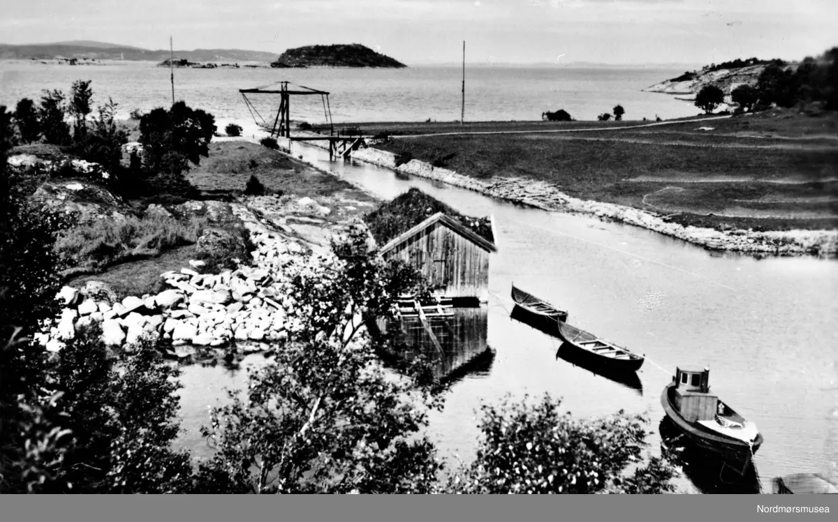 Nålsundkanalen på Aspøya, Straumsnes, Tingvoll. Postkort fra Georg ...