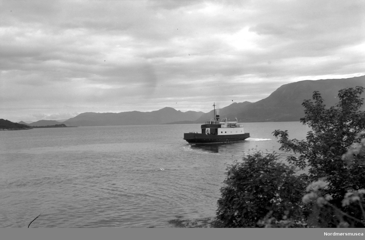 Bilferge på tur i en fjord. Fra Nordmøre museums fotosamlinger.