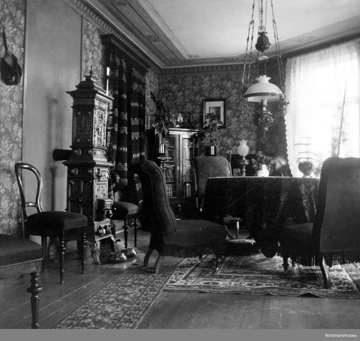 Bildet er trolig fra stuen i boligen til Georg Sverdrup i 