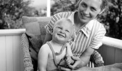 Mor og sønn. Dette er Signe Sverdrup med sin yngste sønn Per