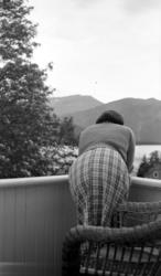 Kvinne ute på verandaen. Kvinnen
er trolig en av svigerdøtre