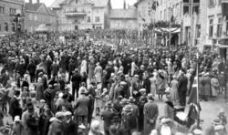 Bilde tatt på Torget, mest trolig fra en 17. mai feiring i 1