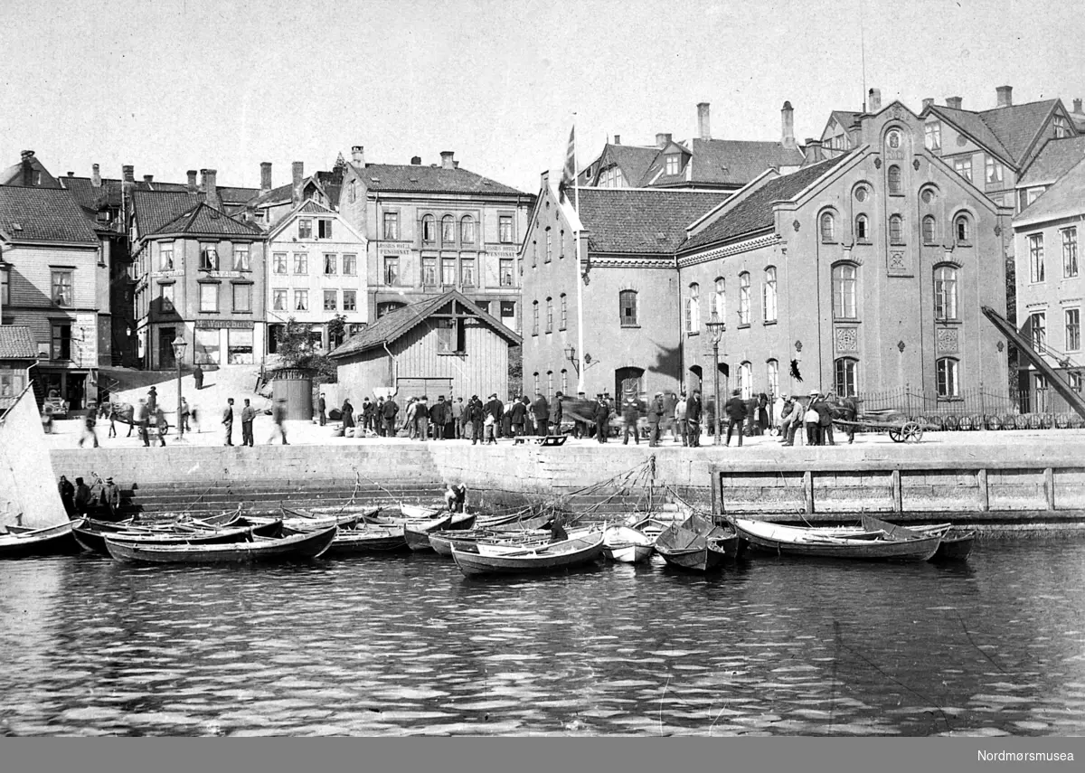 Meget kjent bilde fra gamle Kristiansund. Tollbua, Bræins pianolager bak. Fisktrappa. Fra Nordmøre Museum sin fotosamling
