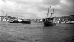 Ute i havnebasenget i Kristiansund ser vi noen rutebåter i t