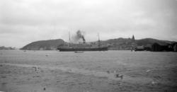 Turistbåten på bildet er franske M/S Foucauld på 11028 tonn,