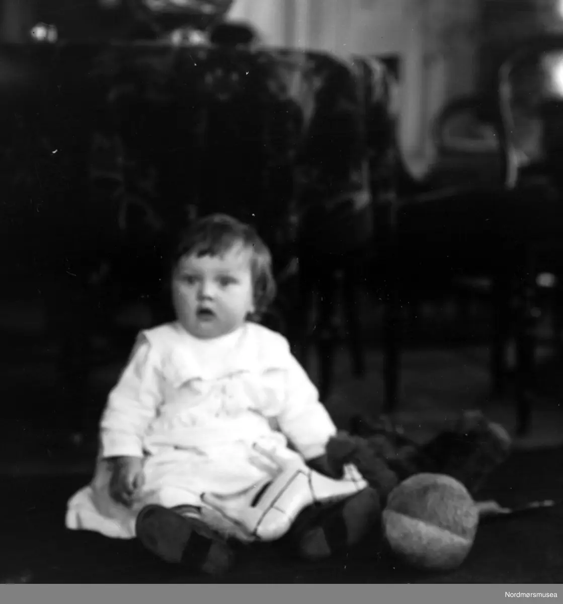 Foto av et lite barn, sannsynligvis med tilknytning til ...