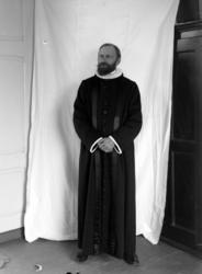 Portrett av en prest. Dette bildet er trolig tatt i forbinde