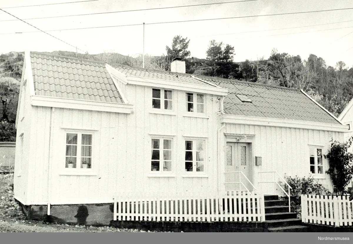 Foto fra et bolighus i Kristiansund, usikkert hvor. Fra Nordmøre museums fotosamlinger.
