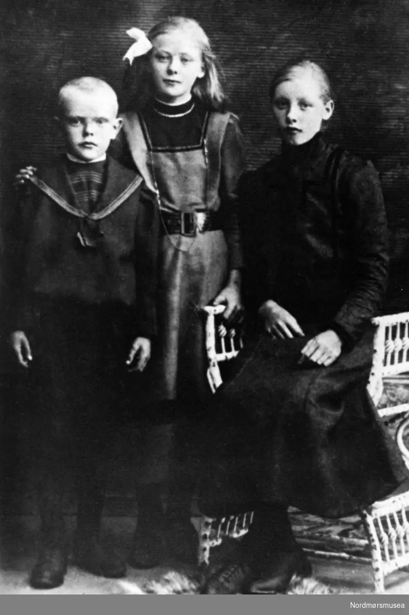 tre unge jenter ca 1890. Fra Nordmøre Museums fotosamlinger.