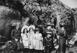 En gruppe unge piker, samt en gutt, oppstillt ved en bergveg