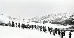 Foto av en større gruppe mennesker som her legger ut på skit