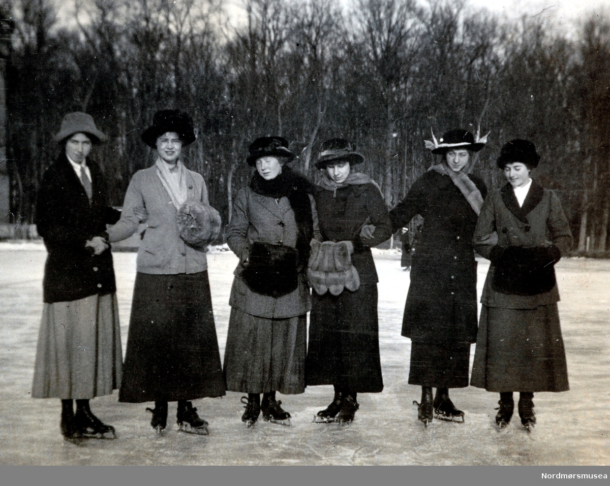 Fire kvinner ute på isen i Tyskland, muligens på en plass ved navn Waldan. Damene er navngitte ved fornavn i albumet, men vanskelig å tyde. Datering er trolig rundt 1913 til 1914. Fra Ida M. Knudtzons fotosamlinger, nå en del av Nordmøre Museums fotosamlinger.

