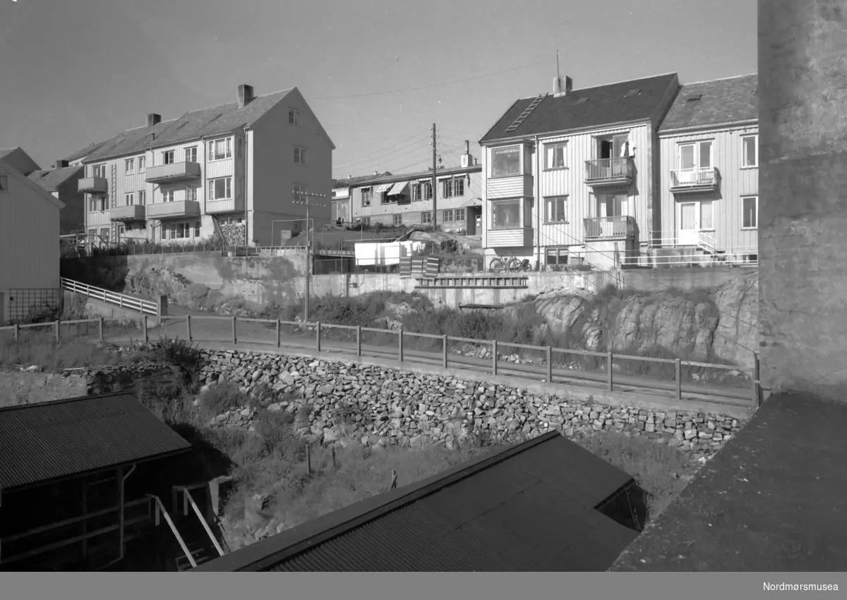 Foto trolig fra deler av Brunsvikens reperbane på Kirkelandet i Kristiansund, som lå nede ved sjøkanten ved Sørsundet, med boligbebyggelsen like over. Bildet er fra omkring 1950-1955. Fra Nordmøre Museums fotosamlinger, Williamsarkivet.
