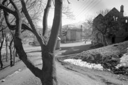 To gjenstående ruiner i Kristiansund etter tyskernes bombing