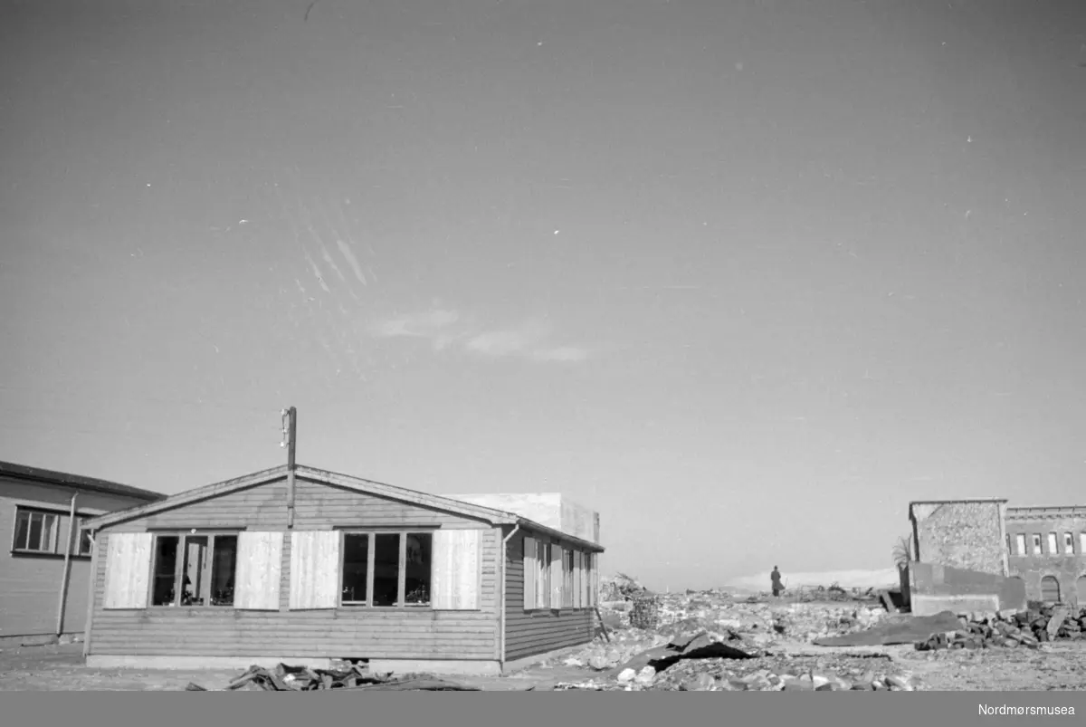 ";Gjenreisningsbyen"; Kristiansund. Her ser vi litt fra noen av brakkene byen. Bildet kan trolig dateres til okkupasjonsårene 1940 til 1945. Fra Nordmøre Museums fotosamlinger.
