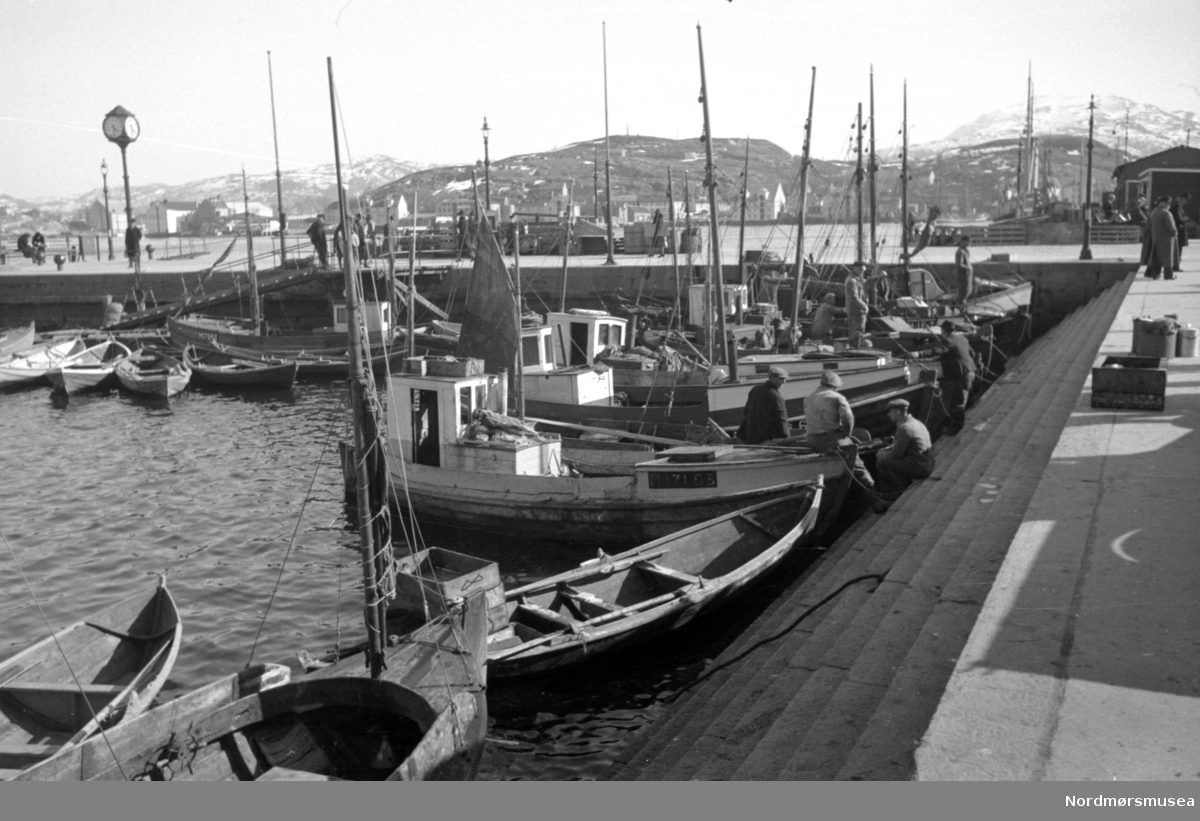 Fisketrappa på Kirkelandet med piren i bakgrunnen. Bildet kan trolig dateres til omkring 1945-1955. Fra Nordmøre museums fotosamlinger. EFR2015