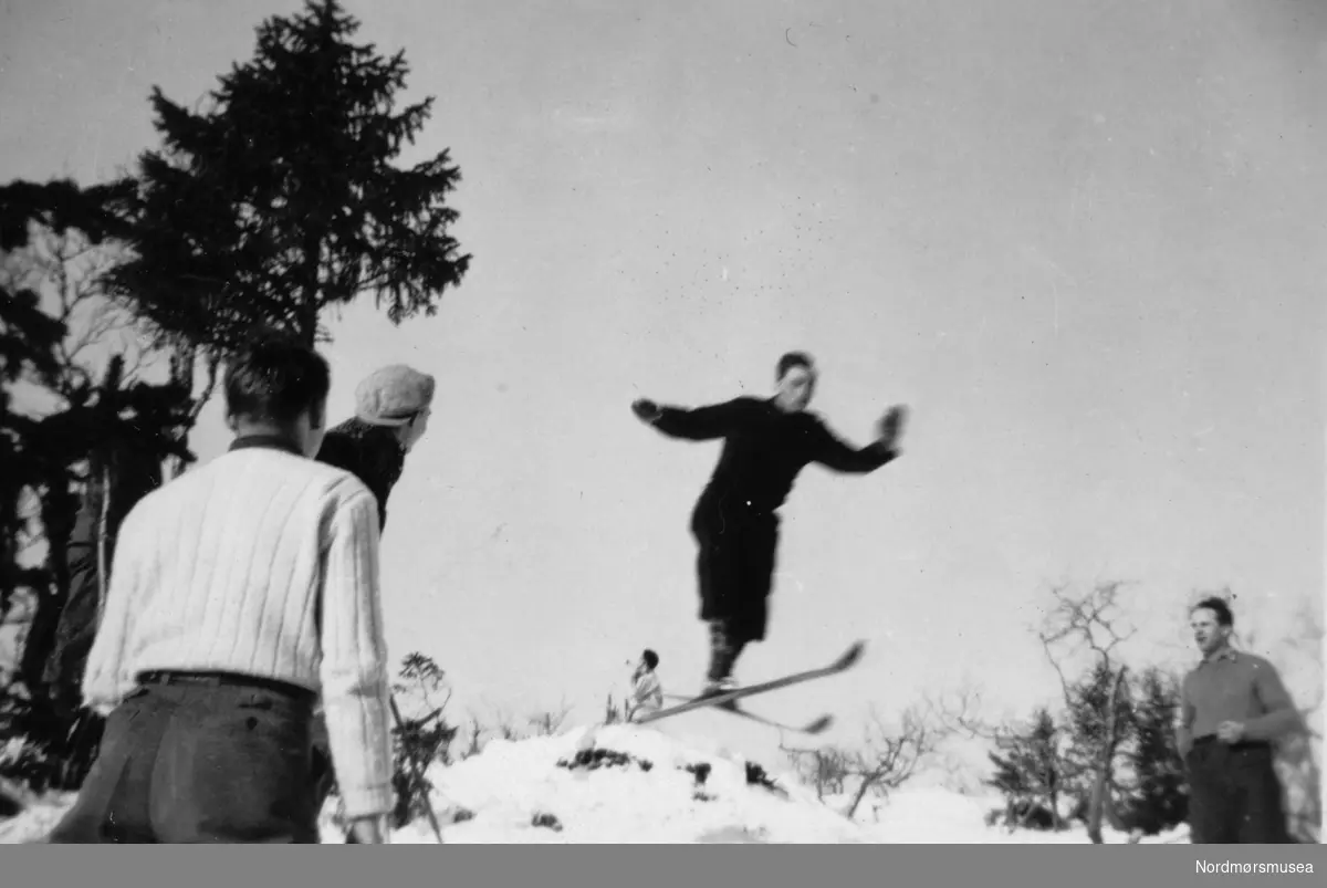 Statens meieriskoles skidag 1939. student Amundstad i ";svevet";. Fra Nordmøre Museum sin fotosamling.

