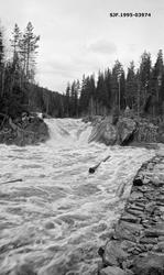 Fløting i ei elv som kalles Vala i Norderhov i Buskerud våre
