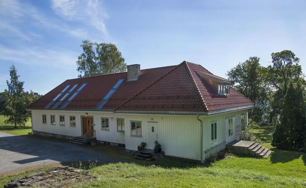 Storhamarstuene er en hvit trevilla med høyt teglsteinstak, som ligger vakkert til ved Mjøsa og har egen innkjøring og parkeringsplass på nordsida.