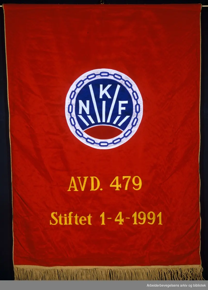 Akuttetatens personalforening.Stiftet 1. april 1991..Bakside..Fanetekst: NKF Avd. 479. Stiftet 1 - 4 - 1991